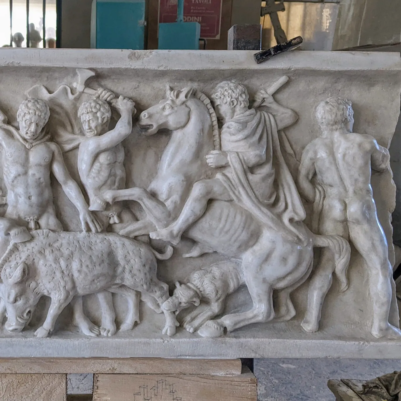 Scultura in alto rilievo in marmo di Carrara Caccia al Cinghiale
