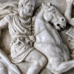 Scultura in alto rilievo in marmo di Carrara Caccia al Cinghiale