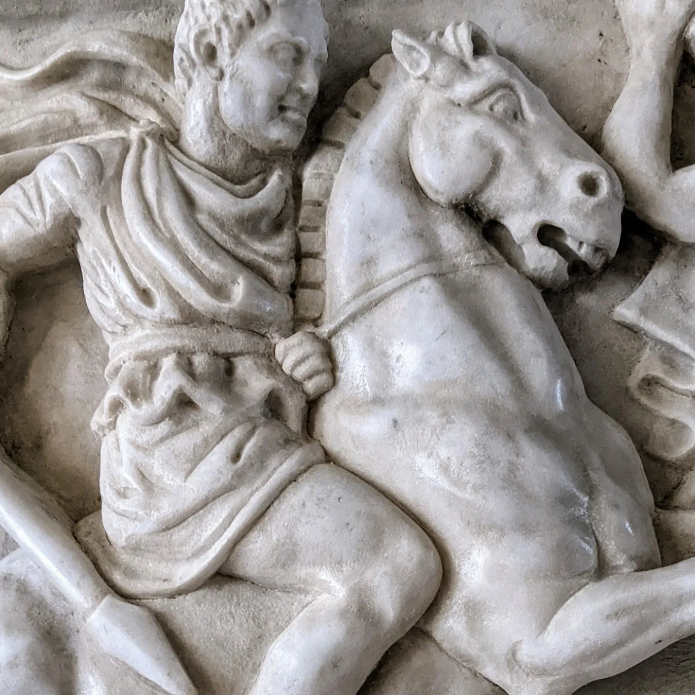 Scultura in alto rilievo in marmo di Carrara Caccia al Cinghiale