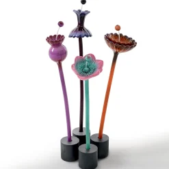 Scultura in ceramica smaltata di rosa viola Flora
