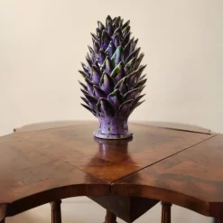 Scultura in ceramica verde e viola Aegis