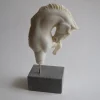 Scultura in marmo a frammento di cavallo con base