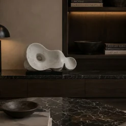 Scultura in marmo bianco Ombelico di Piero Speranza
