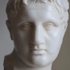 Scultura in marmo di Carrara Apoxyomenos con base