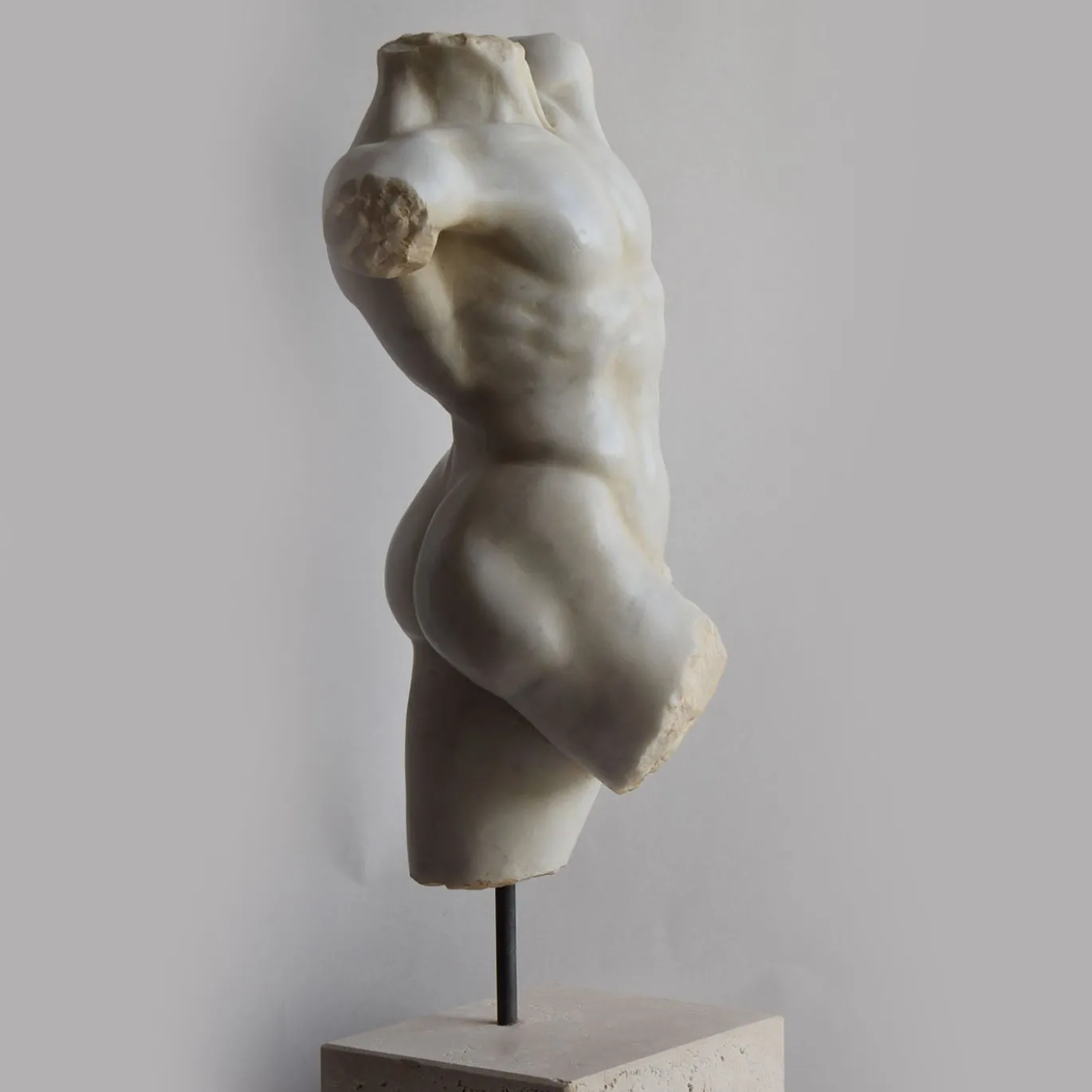 Scultura in marmo di Carrara torso di satiro con base