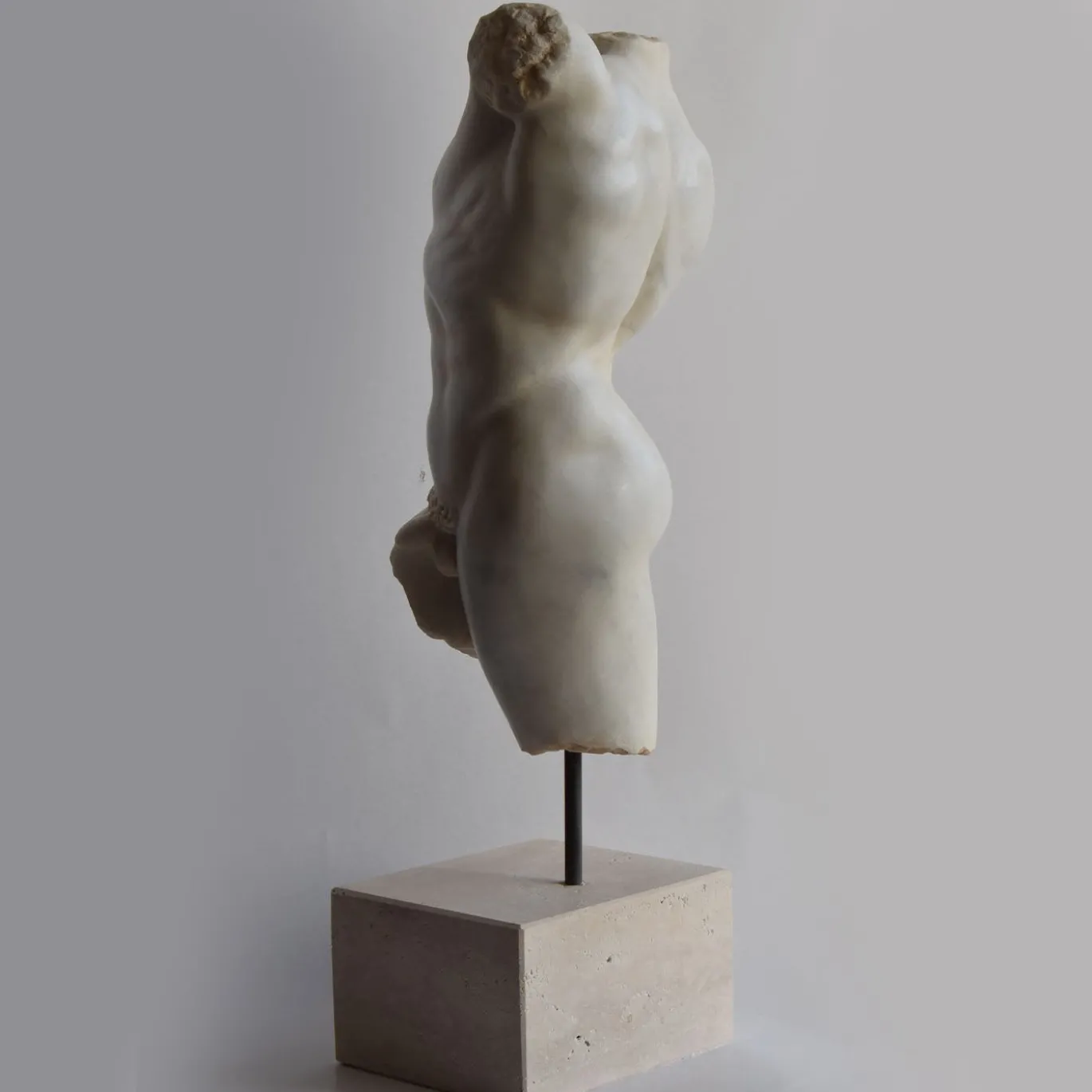 Scultura in marmo di Carrara torso di satiro con base