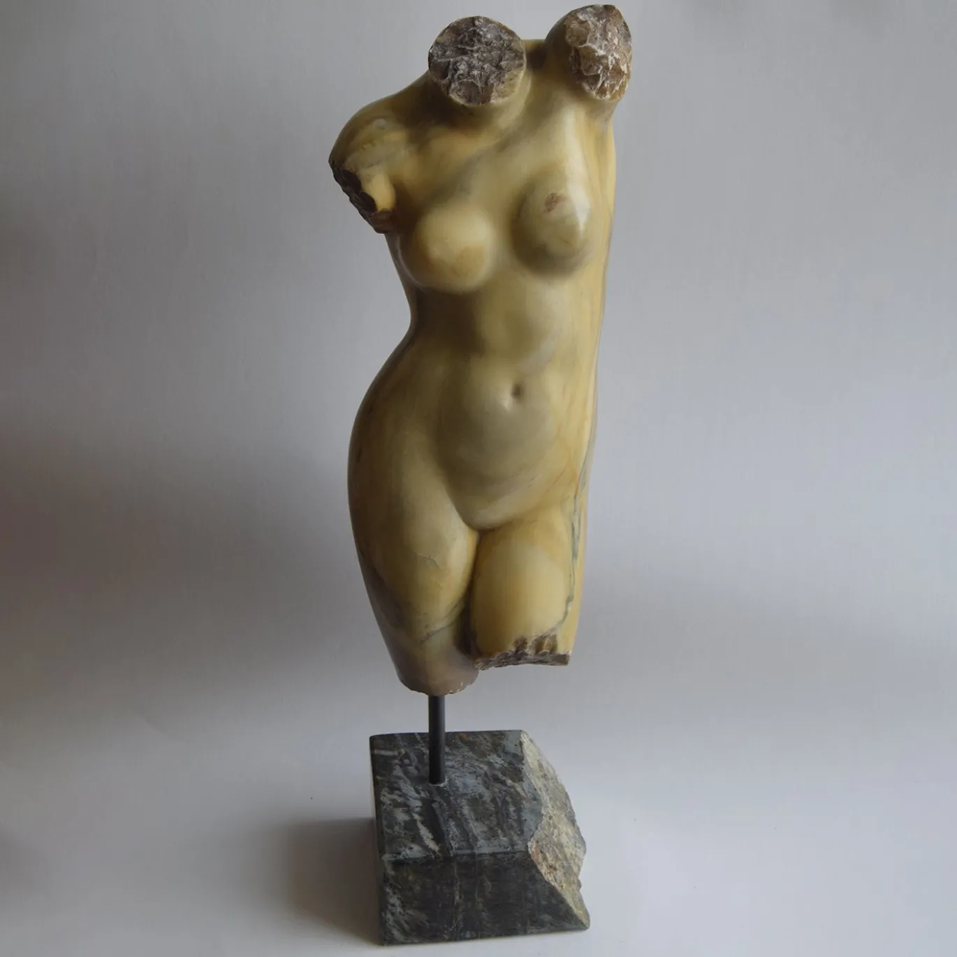Scultura in marmo giallo Brocatelle del torso di Venere con base