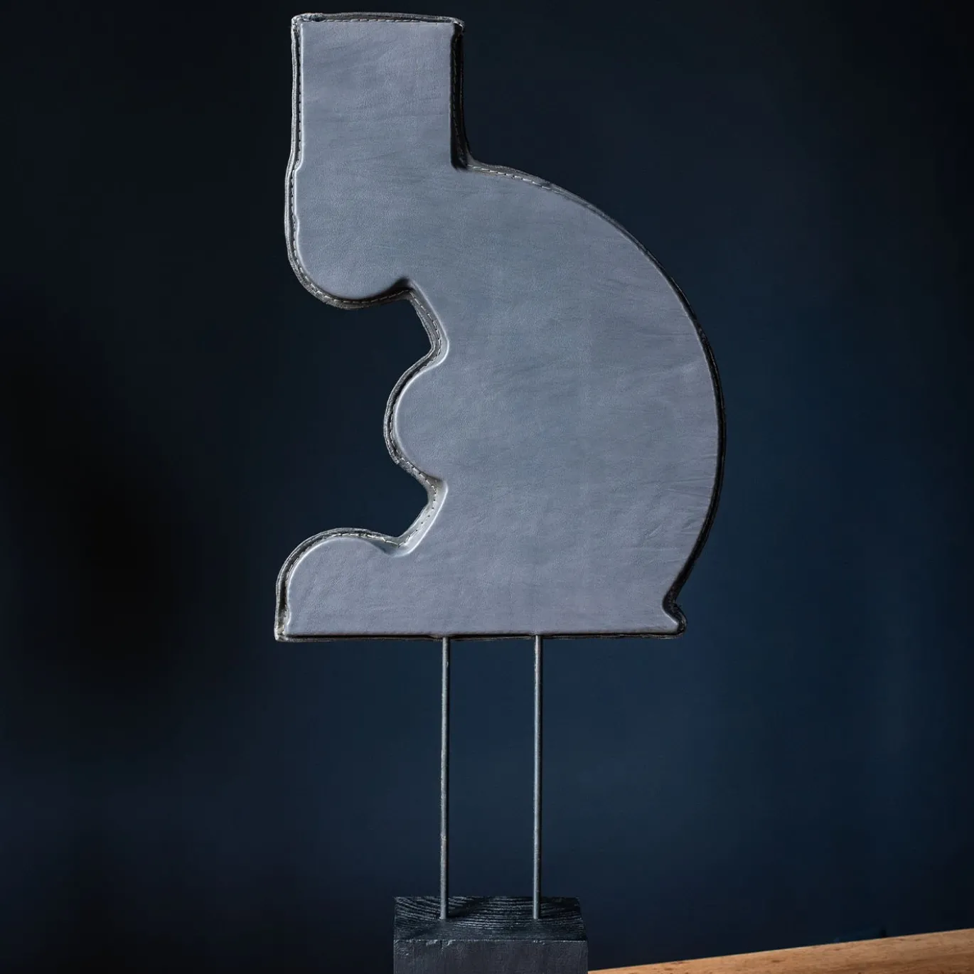 Scultura in pelle grigia Il Monaco