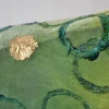 Scultura in velluto di un piccolo pesce verde gioioso
