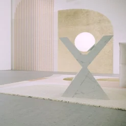 Scultura luminosa di Carrara a forma di X