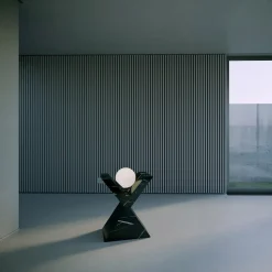 Scultura luminosa di Marquinia a forma di X