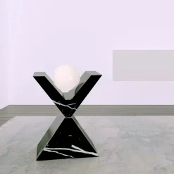 Scultura luminosa di Marquinia a forma di X