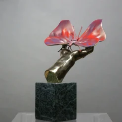 Scultura Mano Farfalla in bronzo policromo