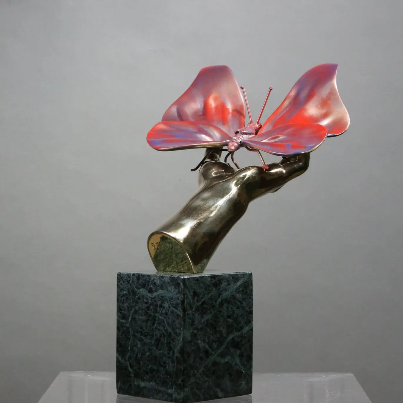 Scultura Mano Farfalla in bronzo policromo