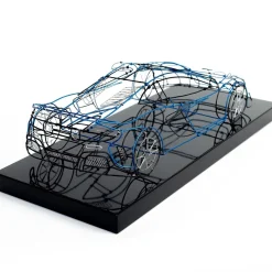 Scultura McLaren in filo metallico