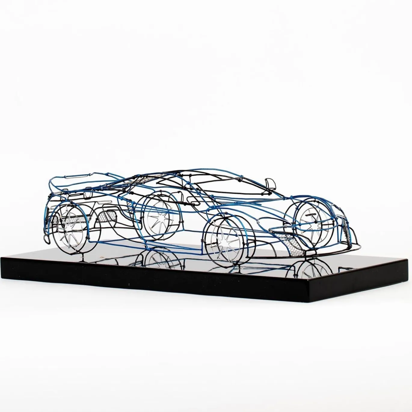 Scultura McLaren in filo metallico