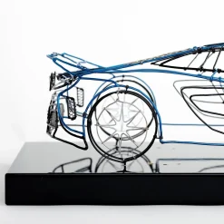 Scultura McLaren in filo metallico