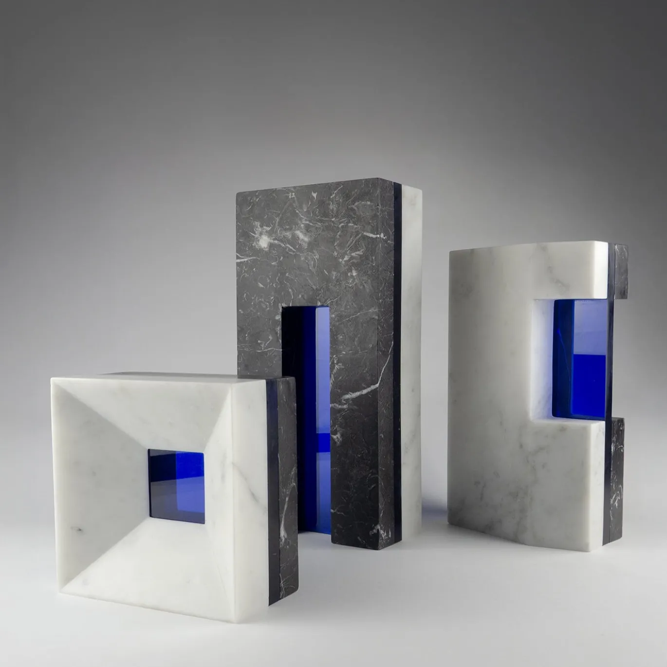 Scultura Media Attraversare Forme in Marmo