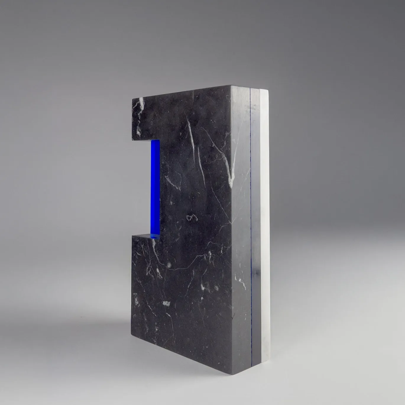 Scultura Media Attraversare Forme in Marmo