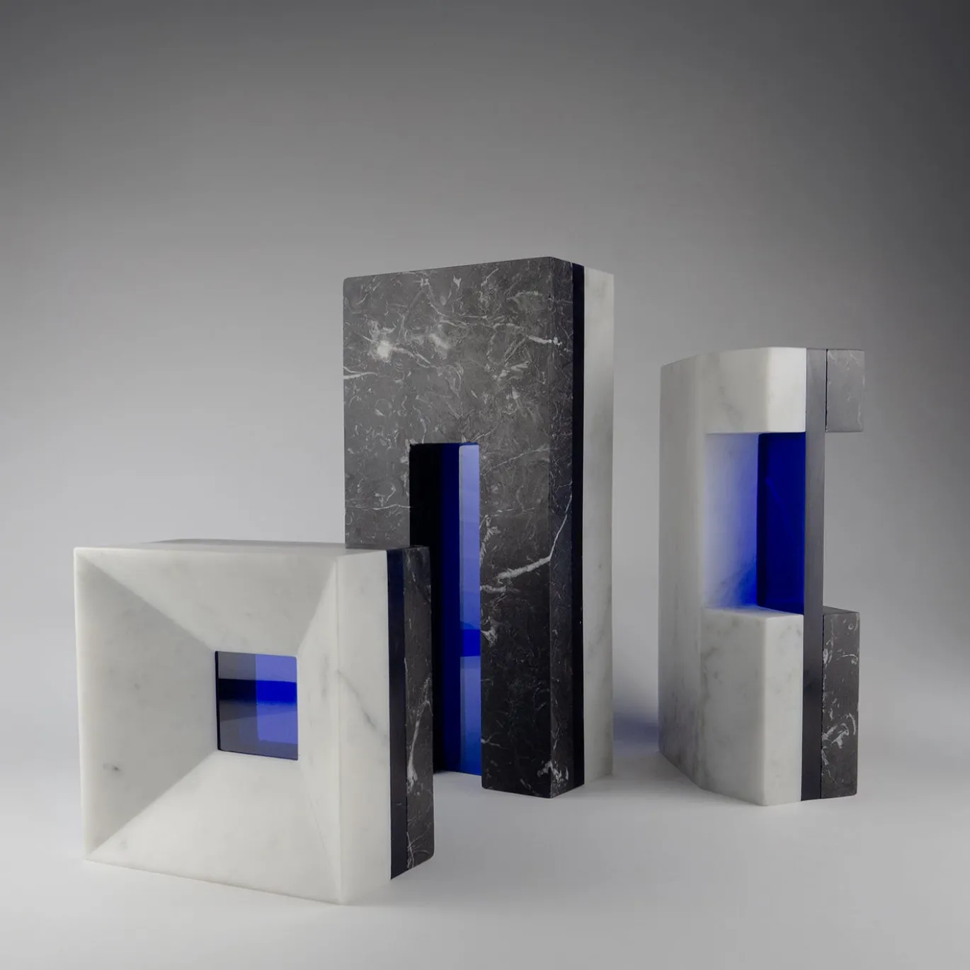 Scultura Media Attraversare Forme in Marmo