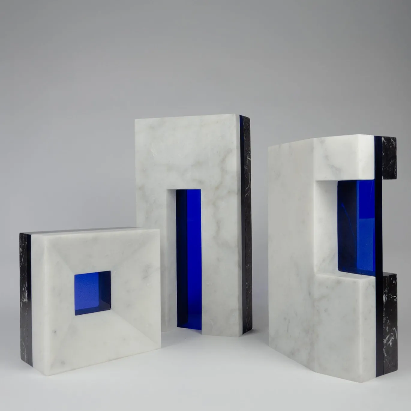 Scultura Media Attraversare Forme in Marmo