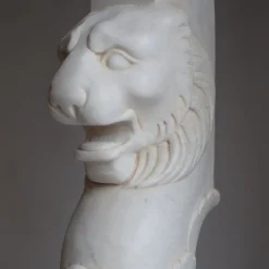Scultura Medusa in marmo bianco di Carrara su trapezoforo