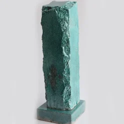 Scultura Menhir in pietra vulcanica smaltata verde