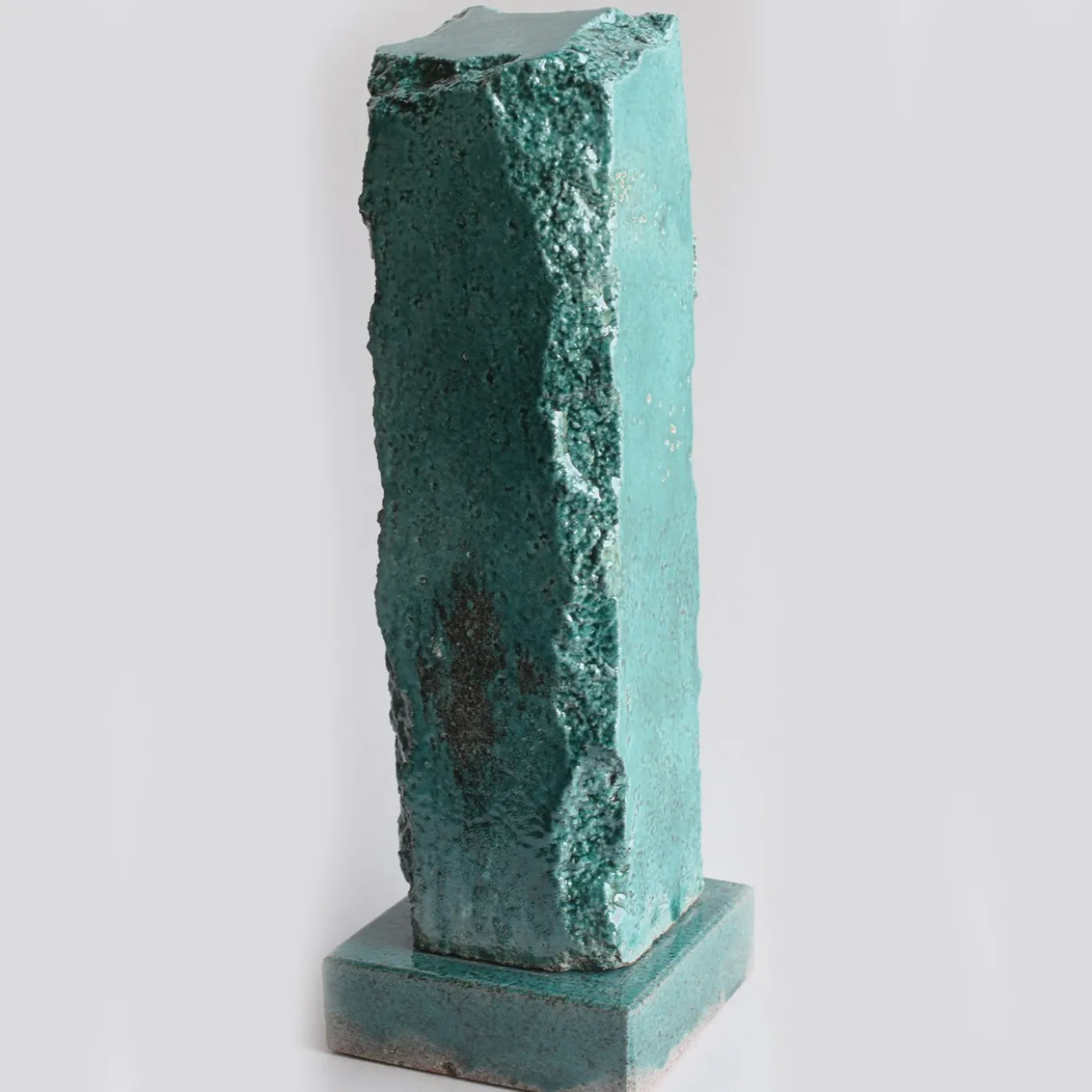Scultura Menhir in pietra vulcanica smaltata verde