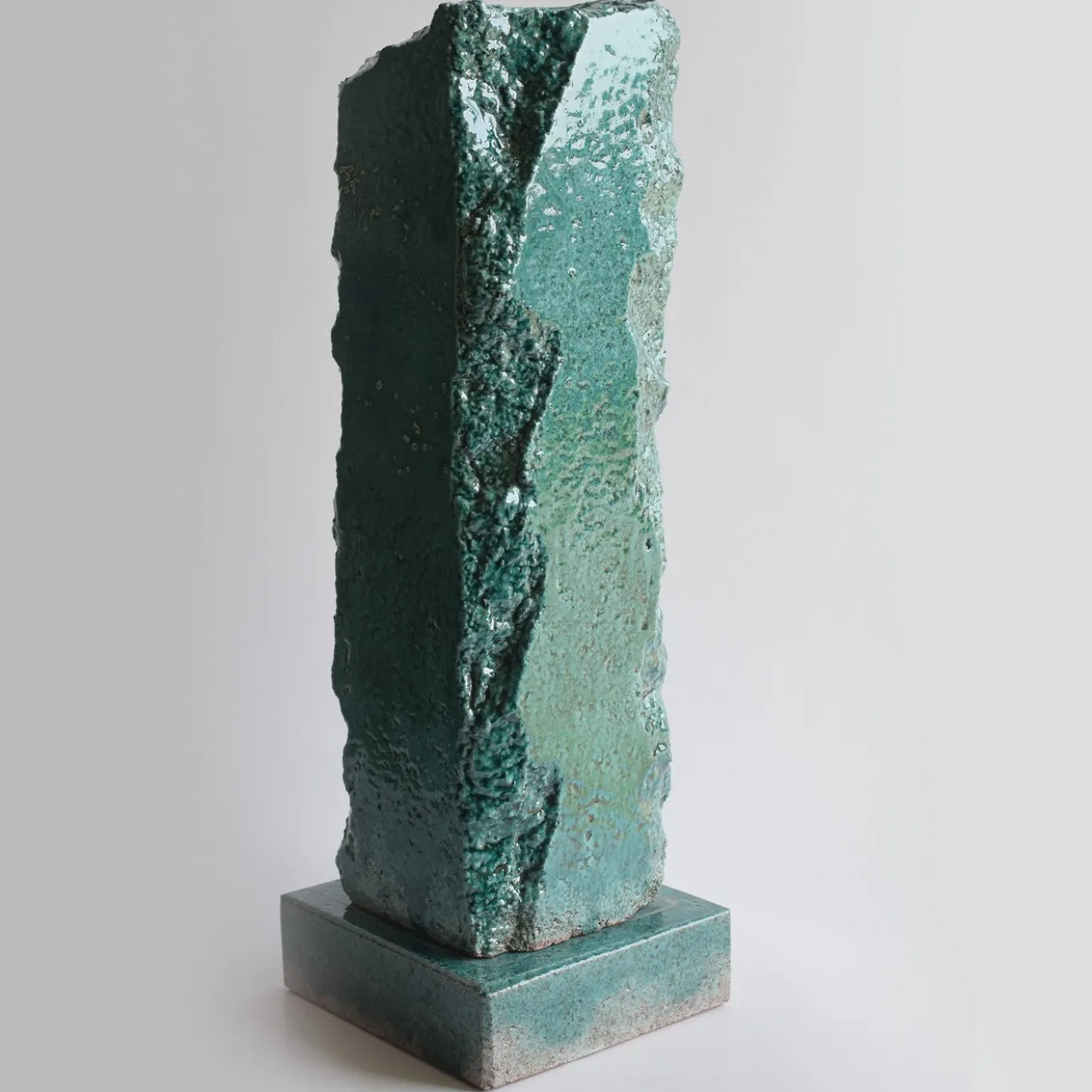 Scultura Menhir in pietra vulcanica smaltata verde