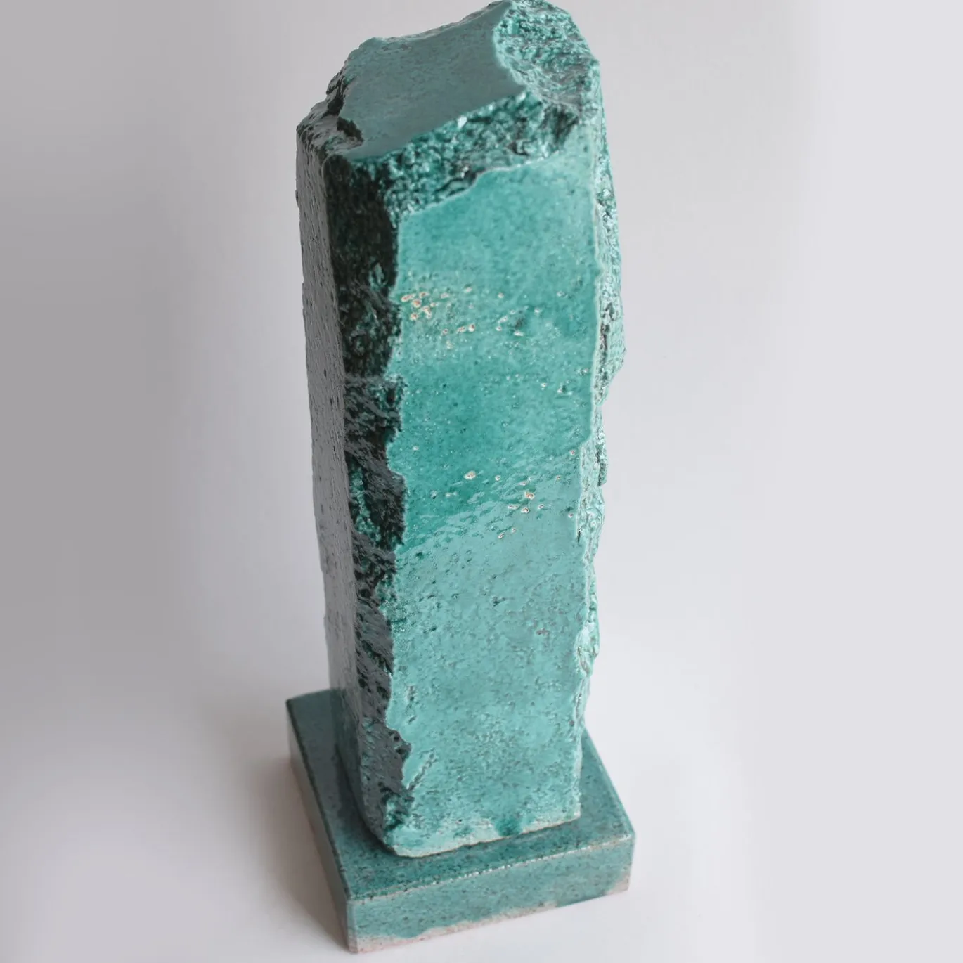 Scultura Menhir in pietra vulcanica smaltata verde