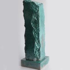 Scultura Menhir in pietra vulcanica smaltata verde