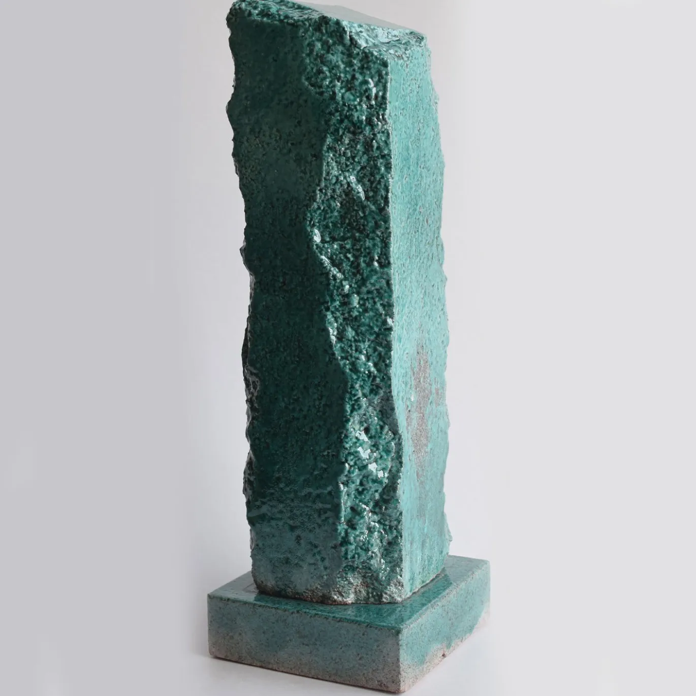 Scultura Menhir in pietra vulcanica smaltata verde