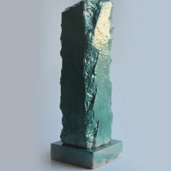 Scultura Menhir in pietra vulcanica smaltata verde