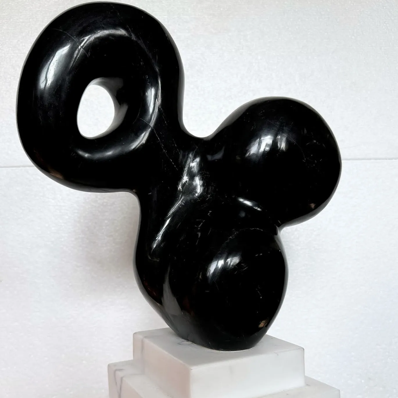 Scultura Molecola in marmo Nero Marquina di Piero Speranza