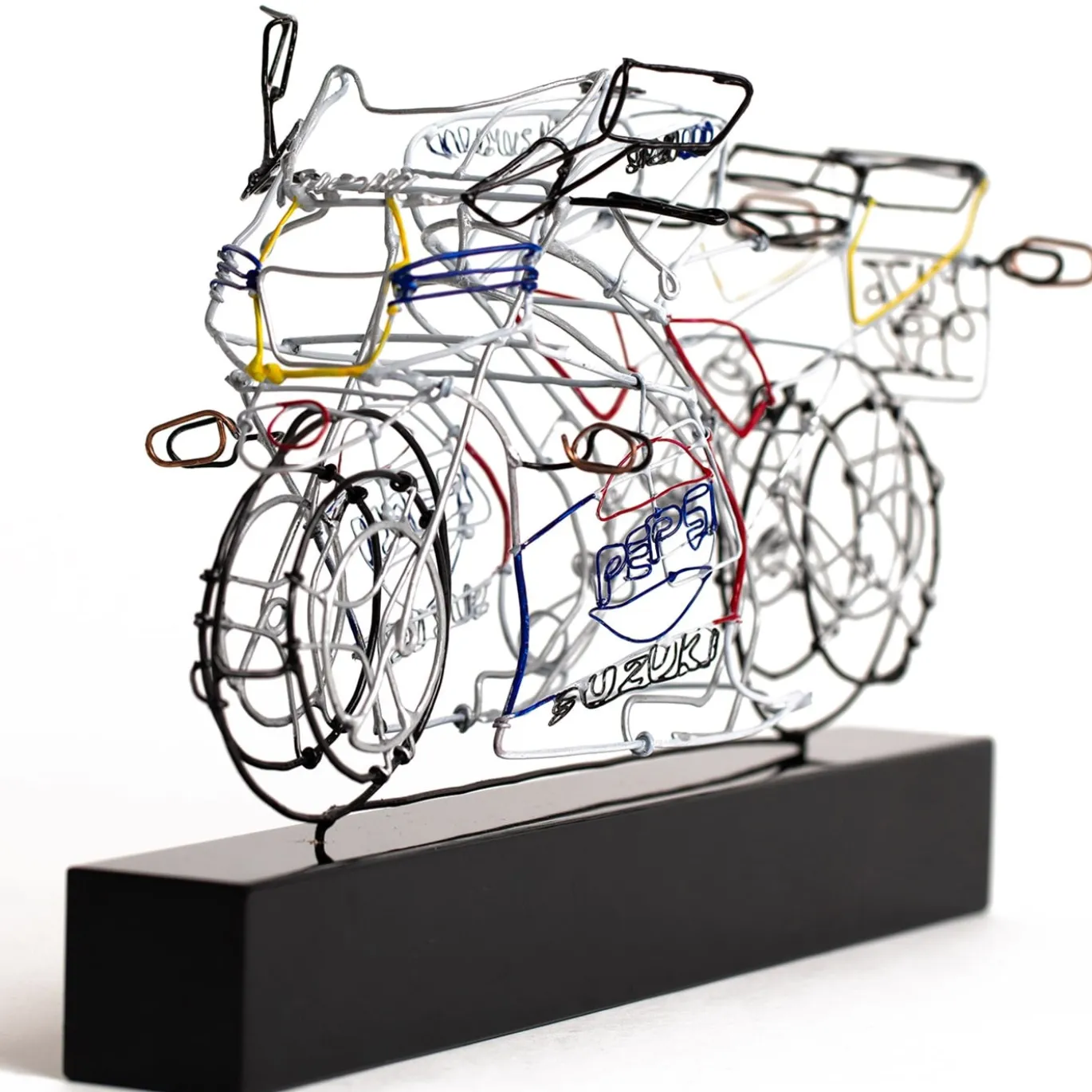 Scultura Moto da corsa in filo metallico