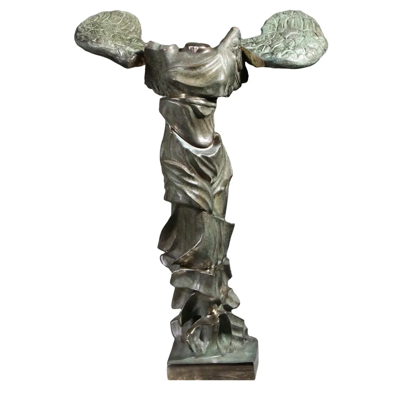 SculturaNike di Samotracia sfaccettata in bronzo