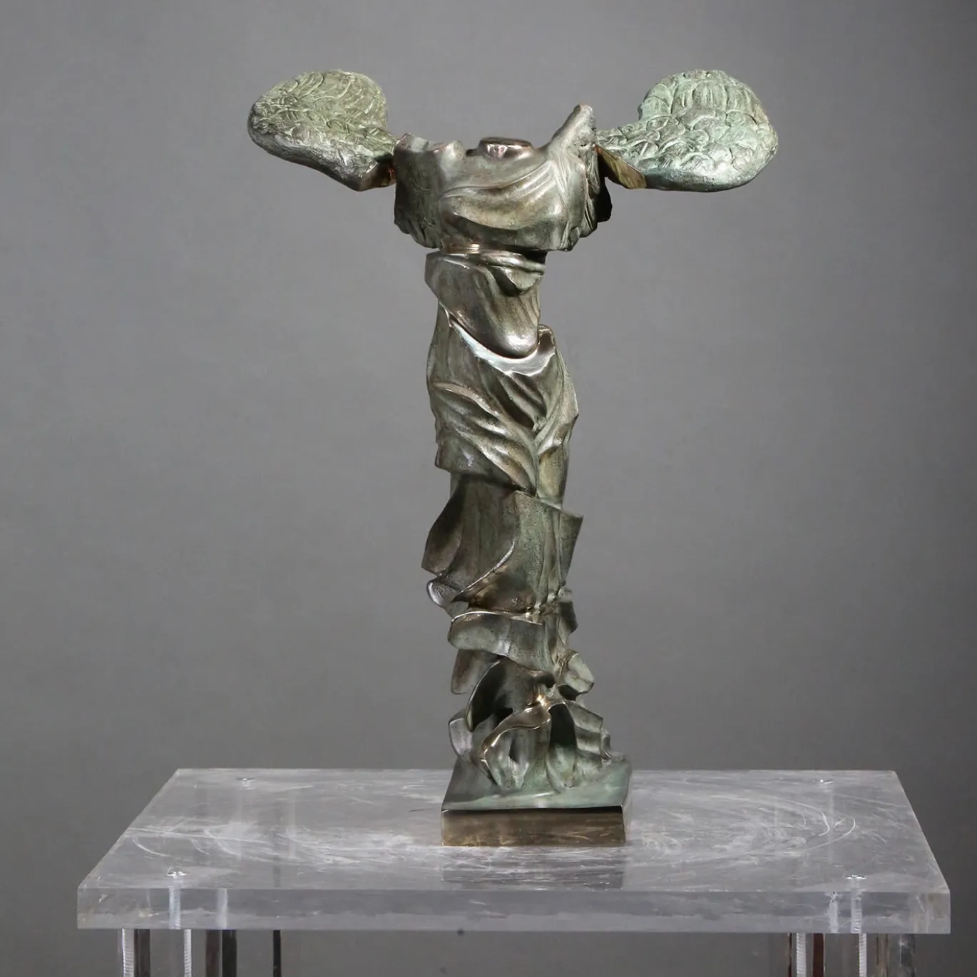 SculturaNike di Samotracia sfaccettata in bronzo