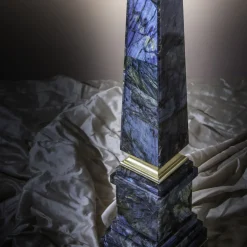 Scultura obelisco in labradorite Citorio