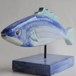 Scultura Pesce Azzurro in pietra vulcanica smaltata