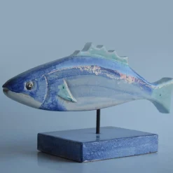 Scultura Pesce Azzurro in pietra vulcanica smaltata