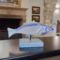 Scultura Pesce Azzurro in pietra vulcanica smaltata