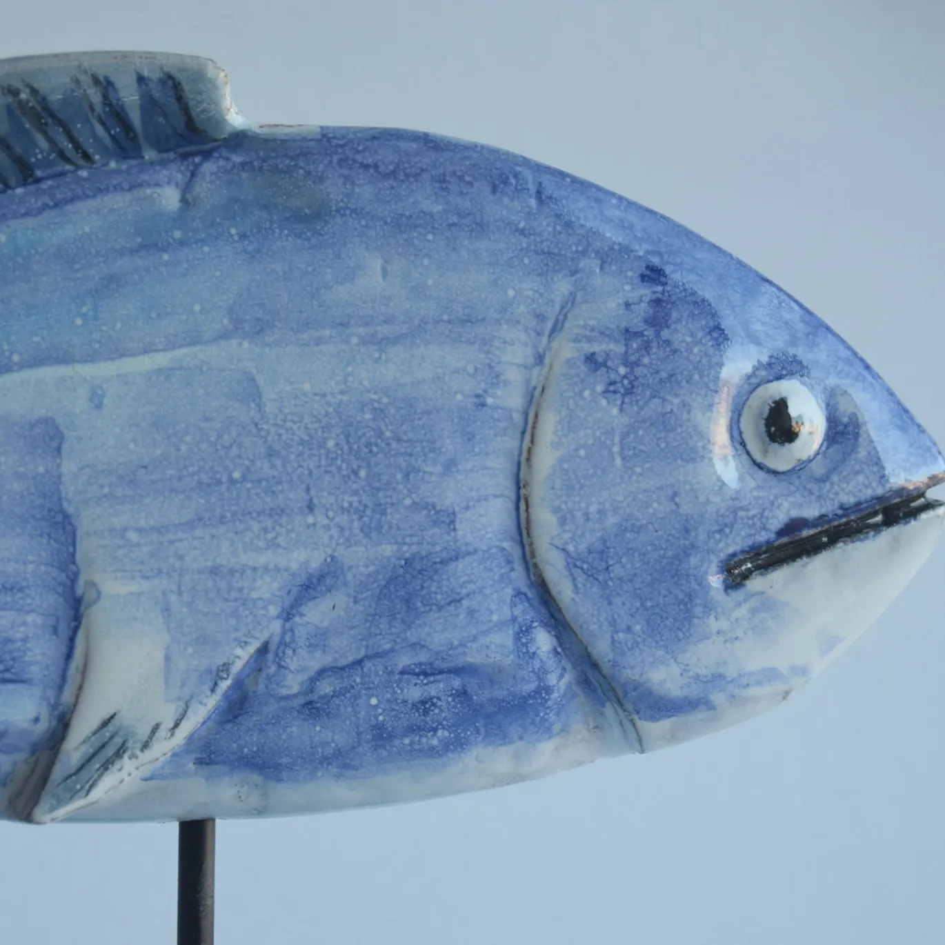 Scultura Pesce Blu in pietra vulcanica smaltata