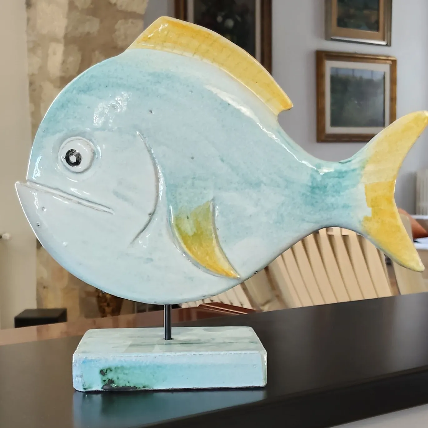 Scultura Pesce Tondo in pietra vulcanica smaltata blu e gialla