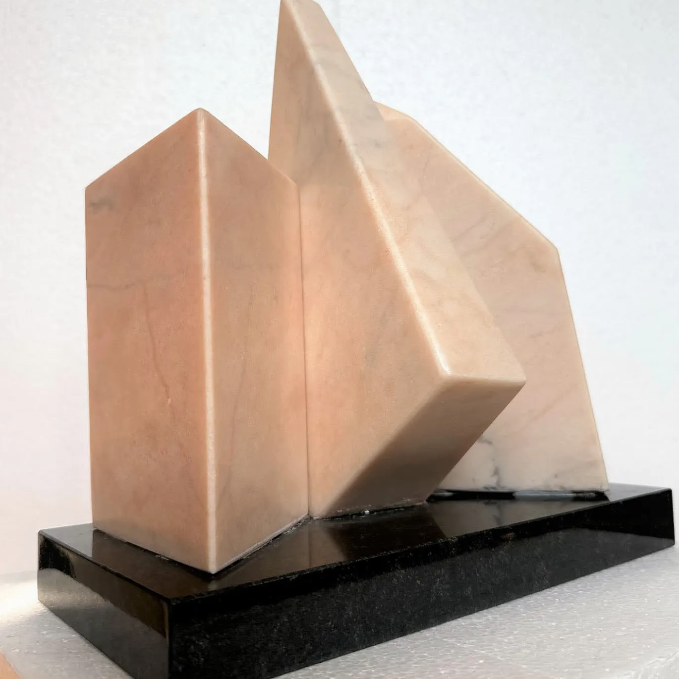 Scultura Poesia di Prismi in Marmo Rosa e Nero