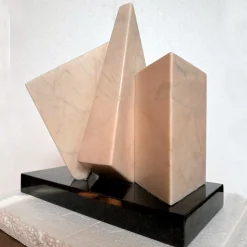 Scultura Poesia di Prismi in Marmo Rosa e Nero