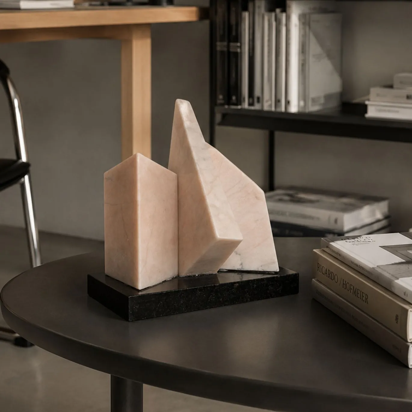 Scultura Poesia di Prismi in Marmo Rosa e Nero
