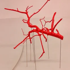 Scultura rossa di Rami Sospesi