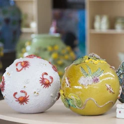Scultura Sfera Colore in Maiolica Gialla