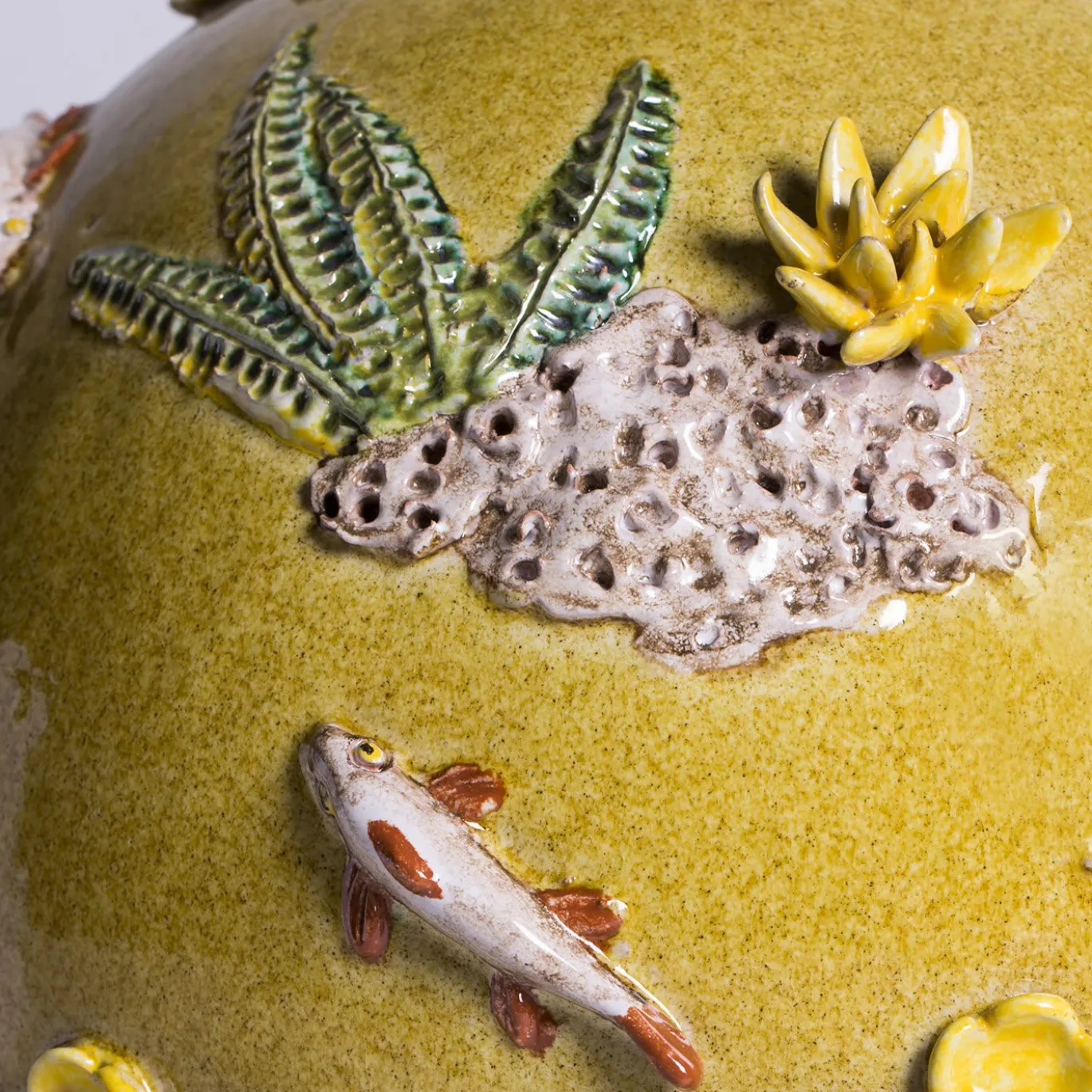 Scultura Sfera Colore in Maiolica Gialla