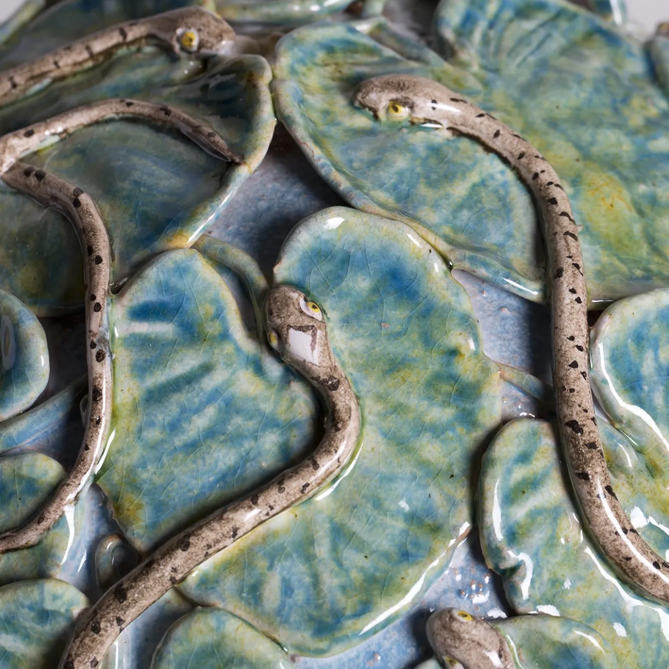 Scultura Sfera Serpente in Maiolica Blu